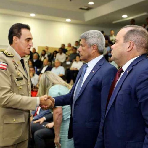 Governador sanciona leis que reforçam segurança e promovem oficiais da PM