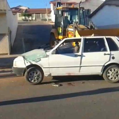 Acidente entre pá-carregadeira e carro deixa feridos em Poções