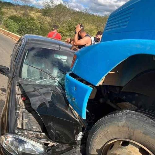 Acidente grave entre caminhão e carro de passeio interdita BA-262 em Anagé