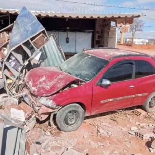 Homem com distúrbios mentais furta carro e bate em galpão em Tanhaçu; ninguém se feriu