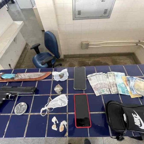 Homem é preso com drogas, arma e dinheiro durante Operação Força Total no terminal rodoviário de Brumado