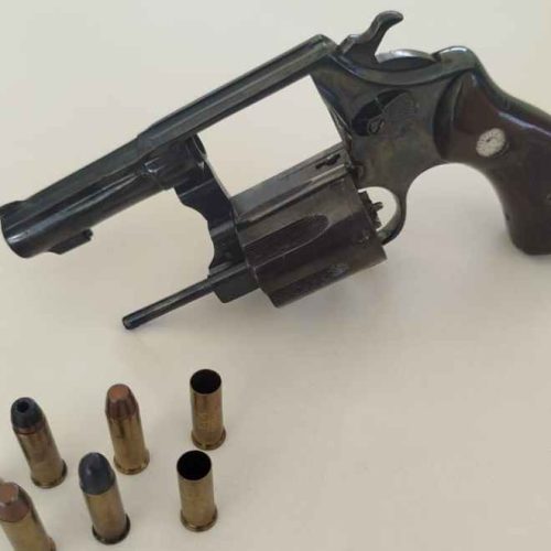 Homem é preso com revólver após denúncia de violência doméstica em Caetité