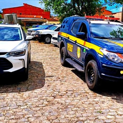 Homem é preso pela PRF ao tentar vender carro roubado em Alagoinhas