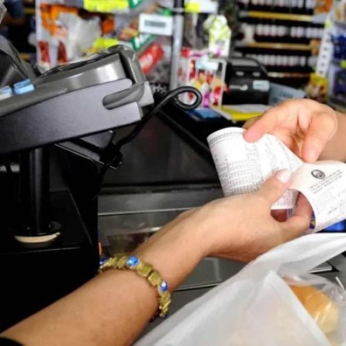 Intenção de consumo entre as famílias cai 0,2% em fevereiro, aponta CNC