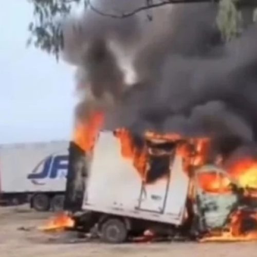 Incêndio atinge caminhões da JBS em Itapetinga
