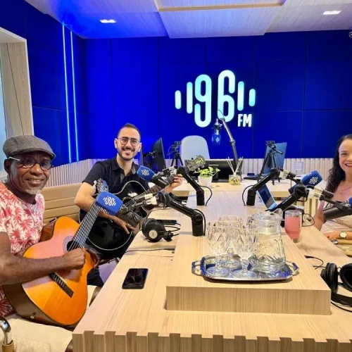 Joel Augusto e Arlindo Povinthai levam emoção com a música Bye, Bye Verde ao Fala Você Notícias em Guanambi