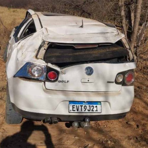 Jovem de 21 anos fica ferido após capotar carro na zona rural de Urandi