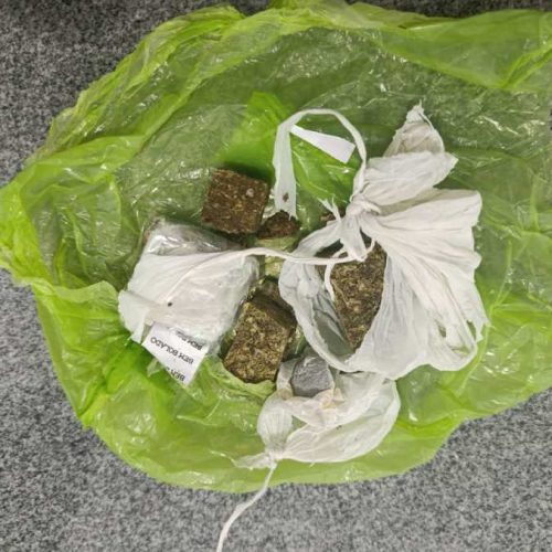 Jovens são flagrados com drogas durante fiscalização da Polícia Rodoviária na BA-263