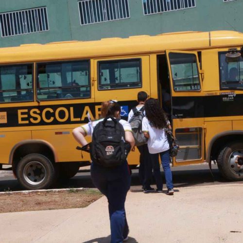 Mais de mil estudantes enfrentam dificuldades sem transporte escolar em Guanambi