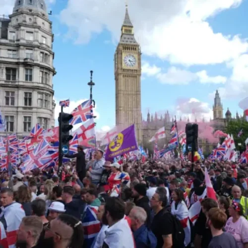 Manifestantes pedem “nosso país de volta” em marcha da direita no Reino Unido