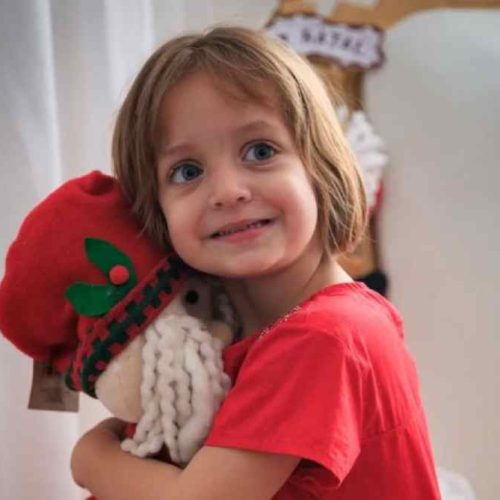 Menina de 4 anos morre após ser atingida por móvel em escola; veja
