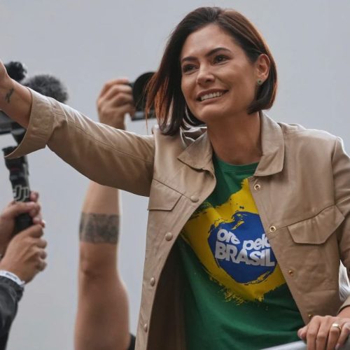 Michelle Bolsonaro promete se erguer “como uma leoa” diante da perseguição covarde