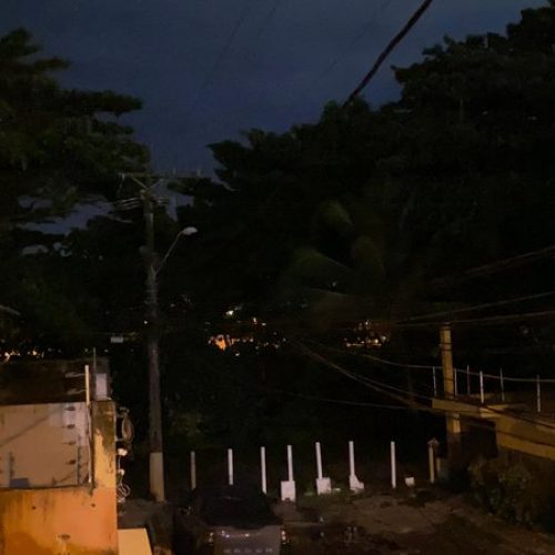 Moradores de Ipitanga relatam apagão há mais de 24h; Coelba promete restabelecer serviço