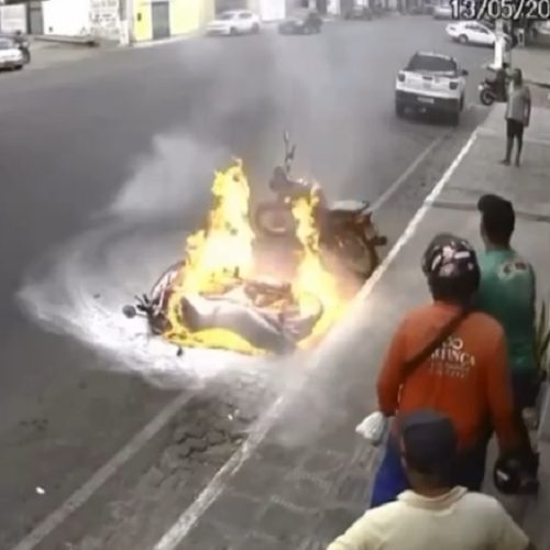 Motocicleta cai e pega fogo em Brumado