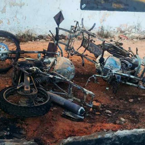 Motocicletas pegam fogo após colisão e dois ficam feridos gravemente em Macaúbas