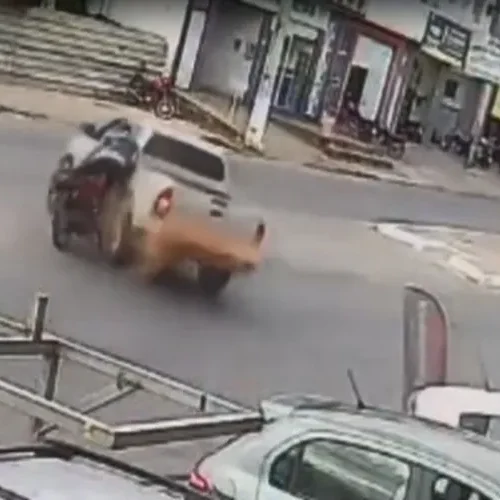 Motociclista colide com picape durante retorno na Avenida Centenário, em Brumado