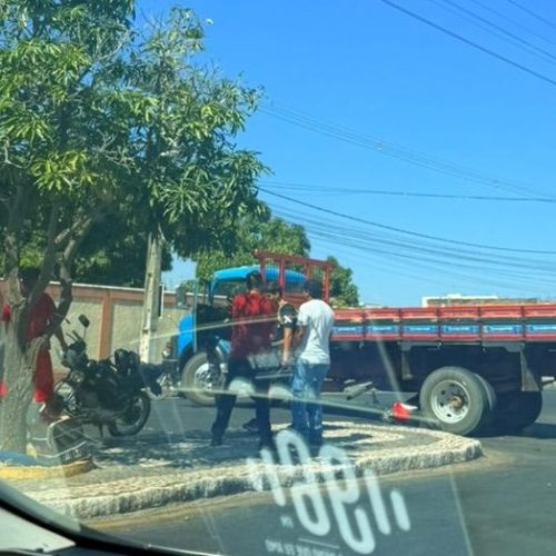 Motociclista de 20 anos escapa ilesa após ser atingida por caminhão em Guanambi