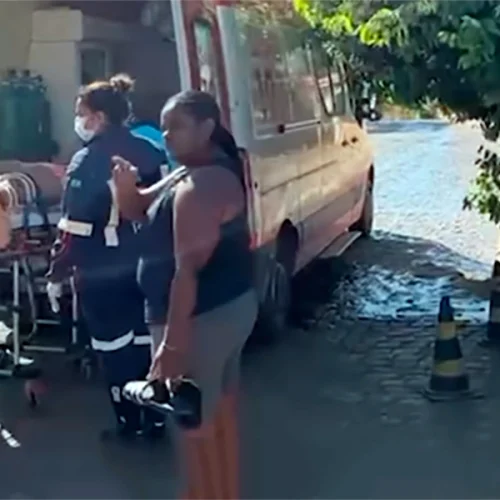 Motociclista sofre acidente em área com vazamento de água em Livramento