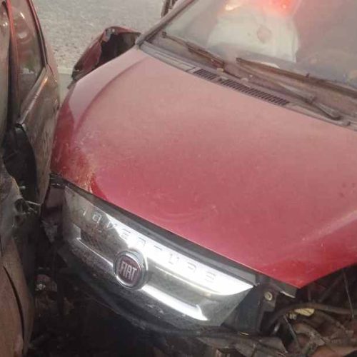 Motorista é levado à delegacia após dirigir bêbado e bater carro em poste e árvore na BA-262