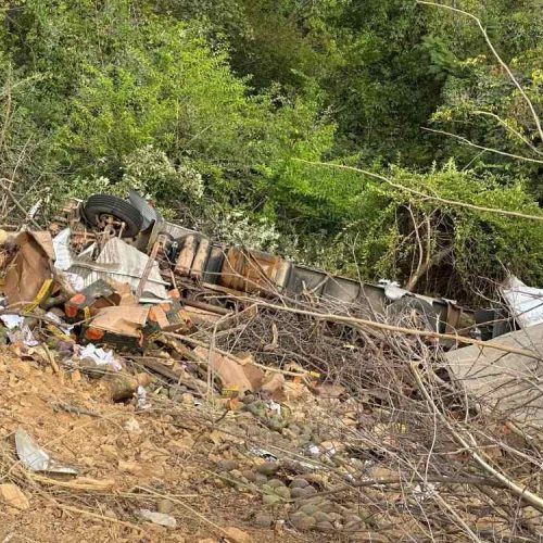 Motorista escapa ileso após caminhão carregado de mangas tombar na BA-148 em Livramento