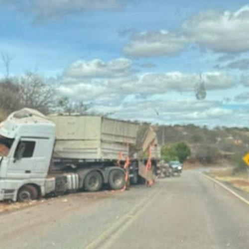 Motorista escapa ileso após carreta bater em barranco na região de Caculé