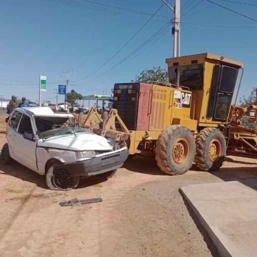 Motorista escapa por pouco após carro ser prensado entre patrol e caminhão-pipa em Guanambi