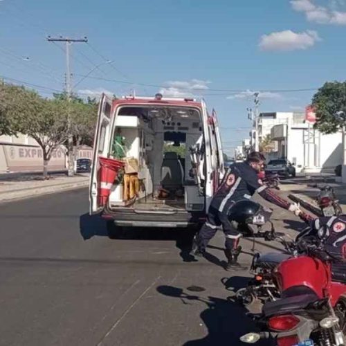 Motorista foge após atropelar motociclista em avenida movimentada de Guanambi
