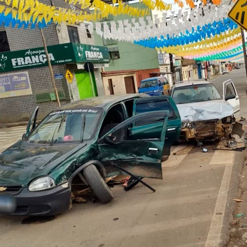 Motorista foge após colisão entre dois carros no centro de Barra do Choça; passageiro tem ferimentos leves
