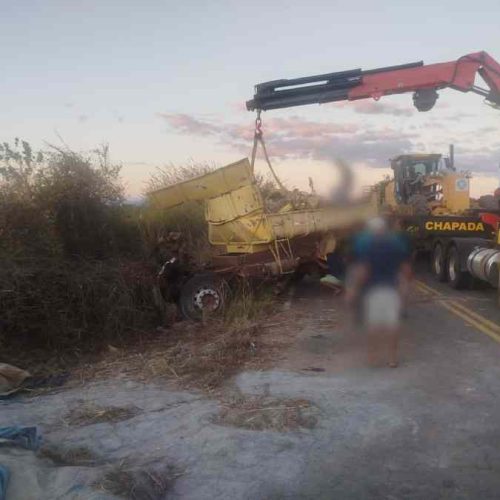 Motorista morre após caminhão tombar na BR-349, em Ibipitanga