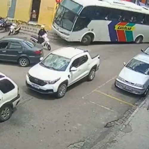 Motorista perde o controle e ônibus escolar invade calçada em Conceição do Coité