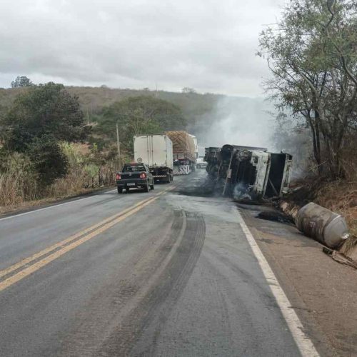 Motorista sofre ferimentos leves após carreta tombar e pegar fogo na BR-030, em Caetité