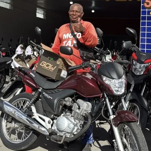 Mototaxista que teve moto destruída por incêndio recebe doação de outra moto pelo Prefeito Fabrício Abrantes