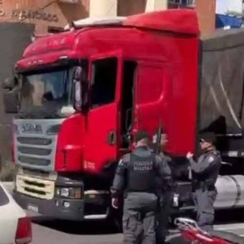 Mulher tenta fugir com caminhoneiro e ex-namorado se pendura em carreta para impedir fuga
