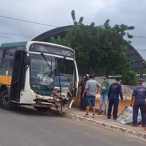 Ônibus desgovernado atinge muro do Lacen em Brumado; veículo estava vazio no momento do acidente