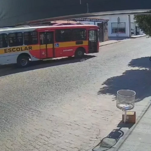 Ônibus escolar desgovernado invade casa e causa destruição em Brumado