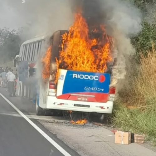 Ônibus pega fogo na BR-116 após sair de Conquista; passageiros escapam sem ferimentos