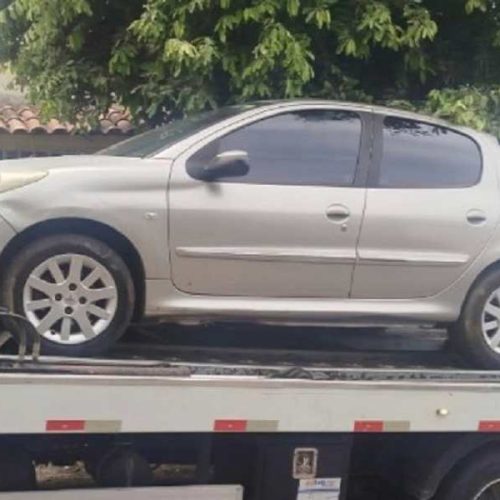 PM apreende veículo com restrição judicial em Brumado durante operação na cidade