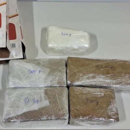 PM intercepta ônibus em Rio do Pires e encontra mais de 2 quilo de drogas escondidas