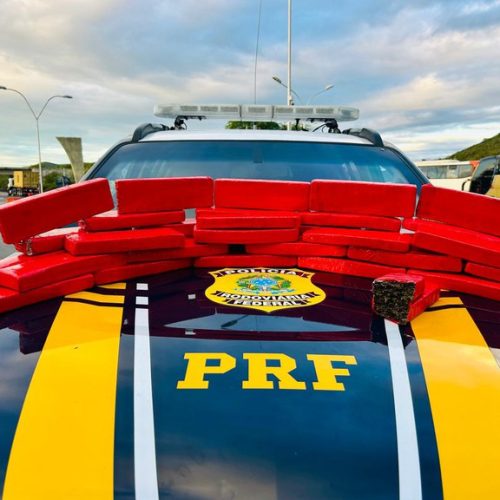PRF apreende 25 quilos de maconha dentro de ônibus de turismo em Jequié