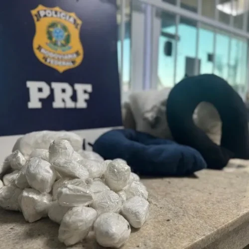 PRF apreende cocaína em travesseiros durante abordagem na BR-116 na cidade de Vitória da Conquista