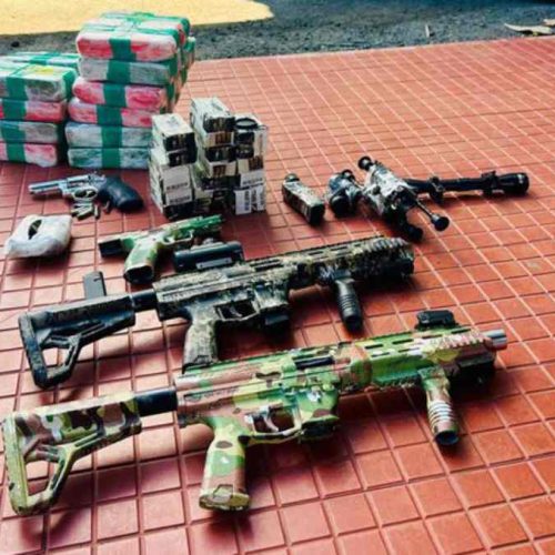 PRF apreende drogas, armas e granadas dentro de ônibus na BR-116, em Jequié