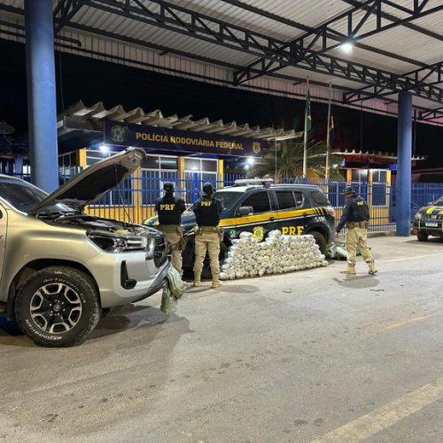 PRF recupera caminhonete roubada e apreende quase 50 quilos de maconha em Barreiras