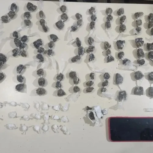 Polícia apreende drogas em ginásio de Paramirim e prende suspeito por tráfico