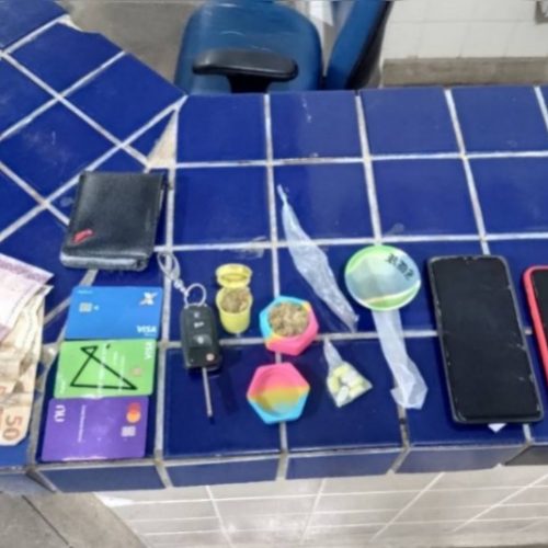 Polícia interrompe festa com paredão em Brumado e prende dois suspeitos de tráfico e ameaça