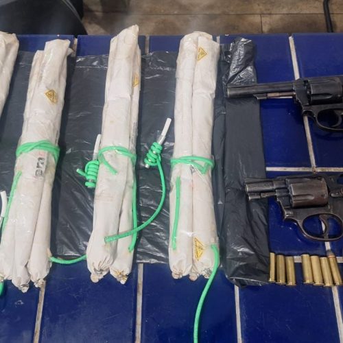 Polícia reage a ataque, derruba dois suspeitos em Brumado; no local foram apreendidas armas e explosivos