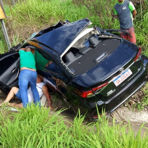 Policial militar bate carro de frente com carreta na BR-101 e filho de 10 anos morre no acidente