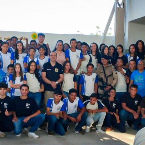 Polícias Militar e Civil realizam palestras sobre segurança pública em escolas de Tanhaçu