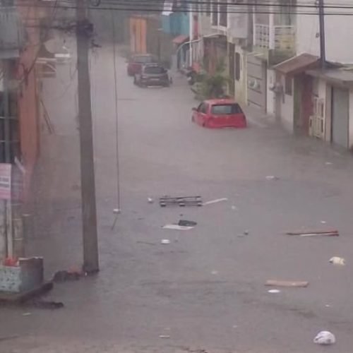 Porto Seguro enfrenta alagamentos e carros ilhados após forte chuva