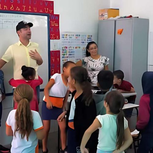 Prefeito Fabrício Abrantes visita Escola Clemente Gomes e reforça compromisso com educação integral
