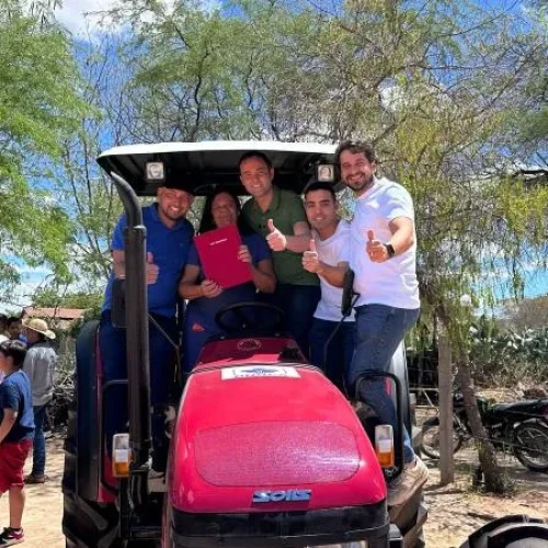 Prefeitura de Brumado entrega trator e implementos agrícolas à comunidade do Lagedão
